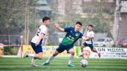 Suasana sepak bola yang dinamis dengan para pemain beraksi selama pertandingan di Hà Nội, Vietnam.