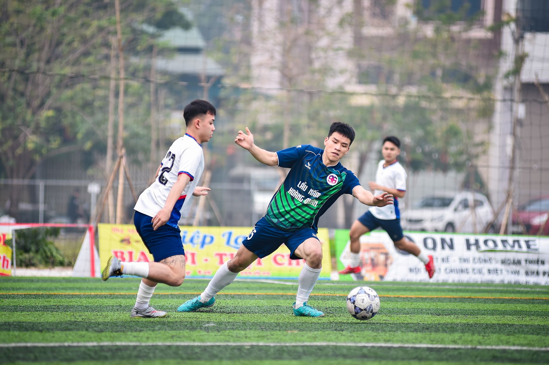 Suasana sepak bola yang dinamis dengan para pemain beraksi selama pertandingan di Hà Nội, Vietnam.