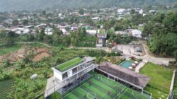 Pemandangan udara yang memperlihatkan lapangan sepak bola dan desa sekitarnya di Jawa Tengah, Indonesia.