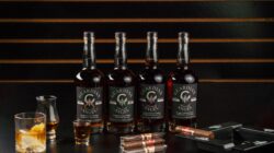 Pajangan bergaya botol whiskey Guardian Angel dengan cerutu di bar bourbon di New Orleans.