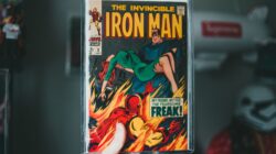 Buku komik Iron Man vintage dipegang di tangan, menampilkan gambar superhero ikonik.