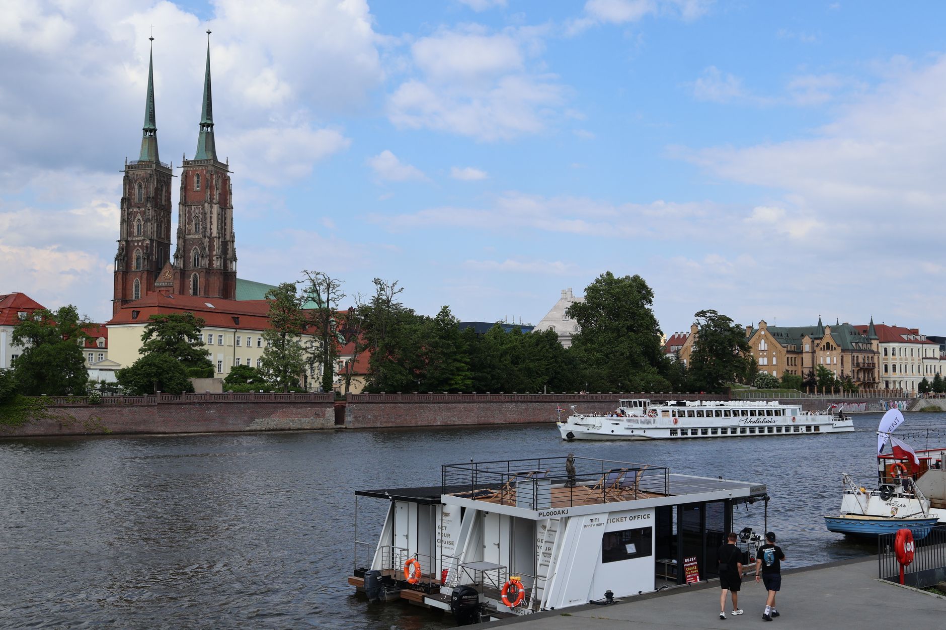 Pemandangan indah Pulau Katedral Wrocław dengan sebuah perahu di Sungai Oder.