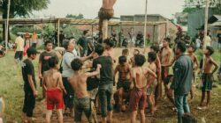 Adegan menarik dari kompetisi panjat Pinang tradisional di Bandung, Indonesia, merayakan hari kemerdekaan.