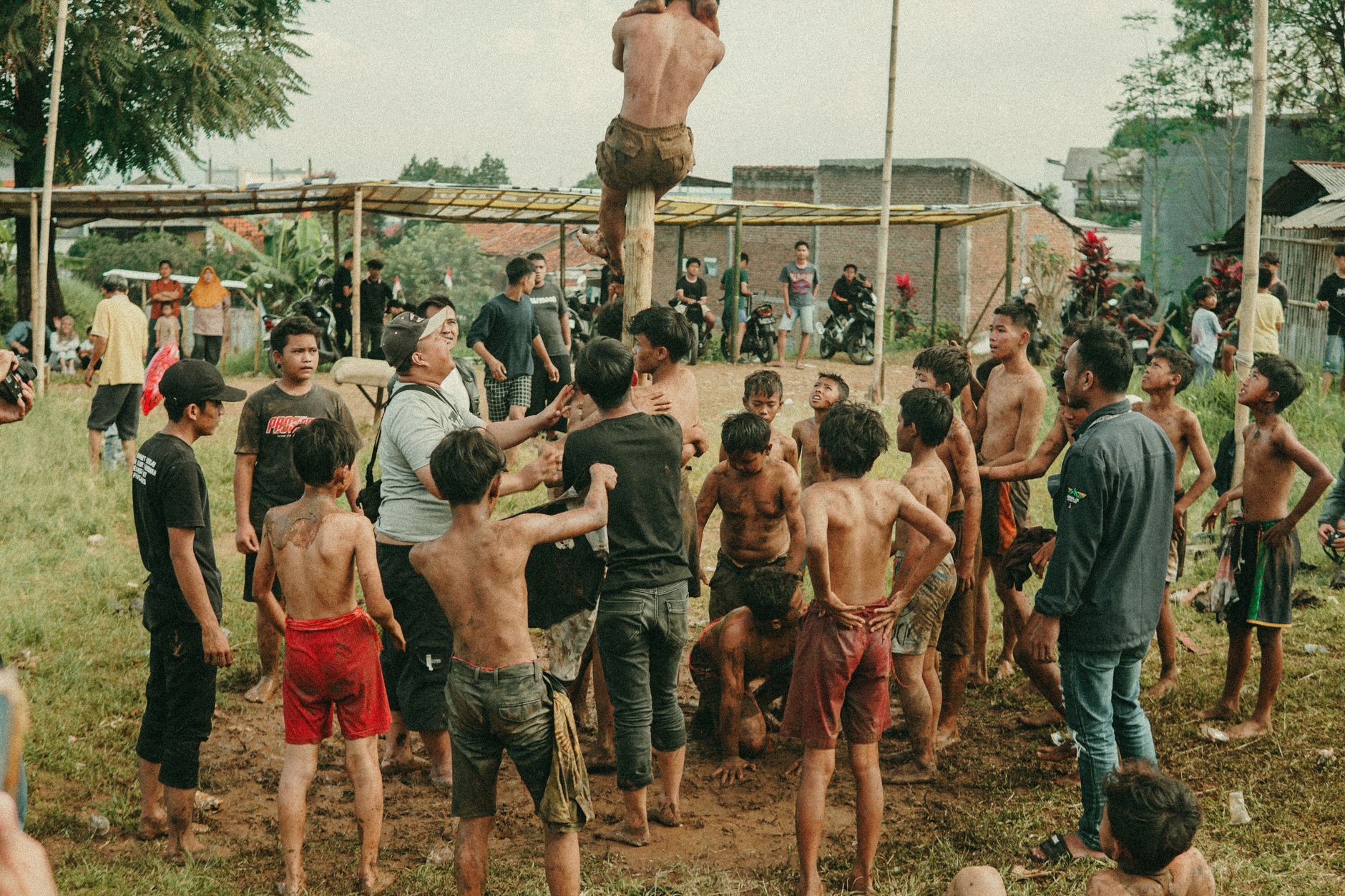 Adegan menarik dari kompetisi panjat Pinang tradisional di Bandung, Indonesia, merayakan hari kemerdekaan.