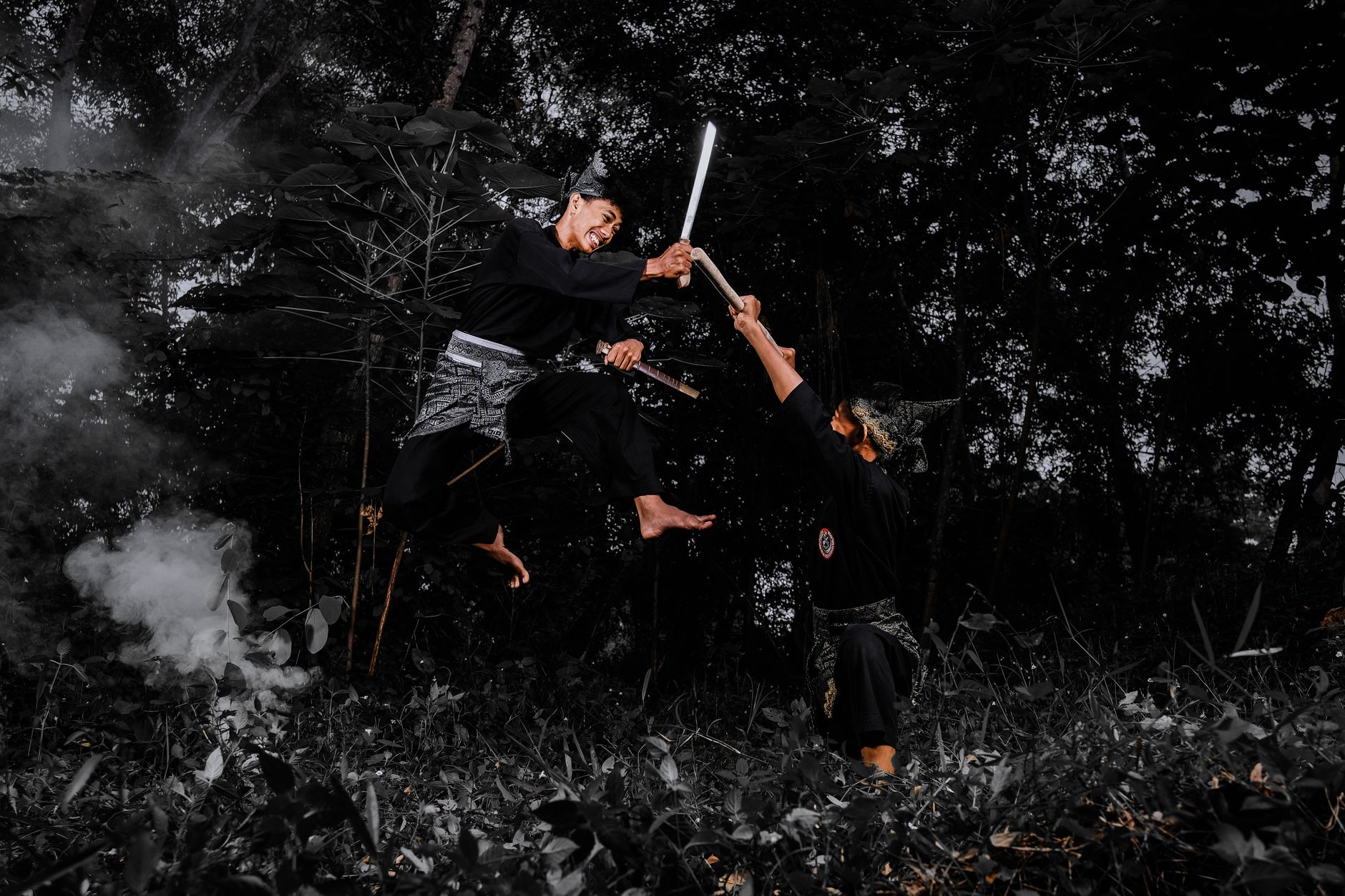 Dua seniman bela diri terlibat dalam pertarungan pedang terbang tinggi di hutan yang lebat.