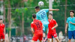 Pemain sedang beraksi selama pertandingan sepak bola di Hà Nội, menangkap gerakan dinamis.