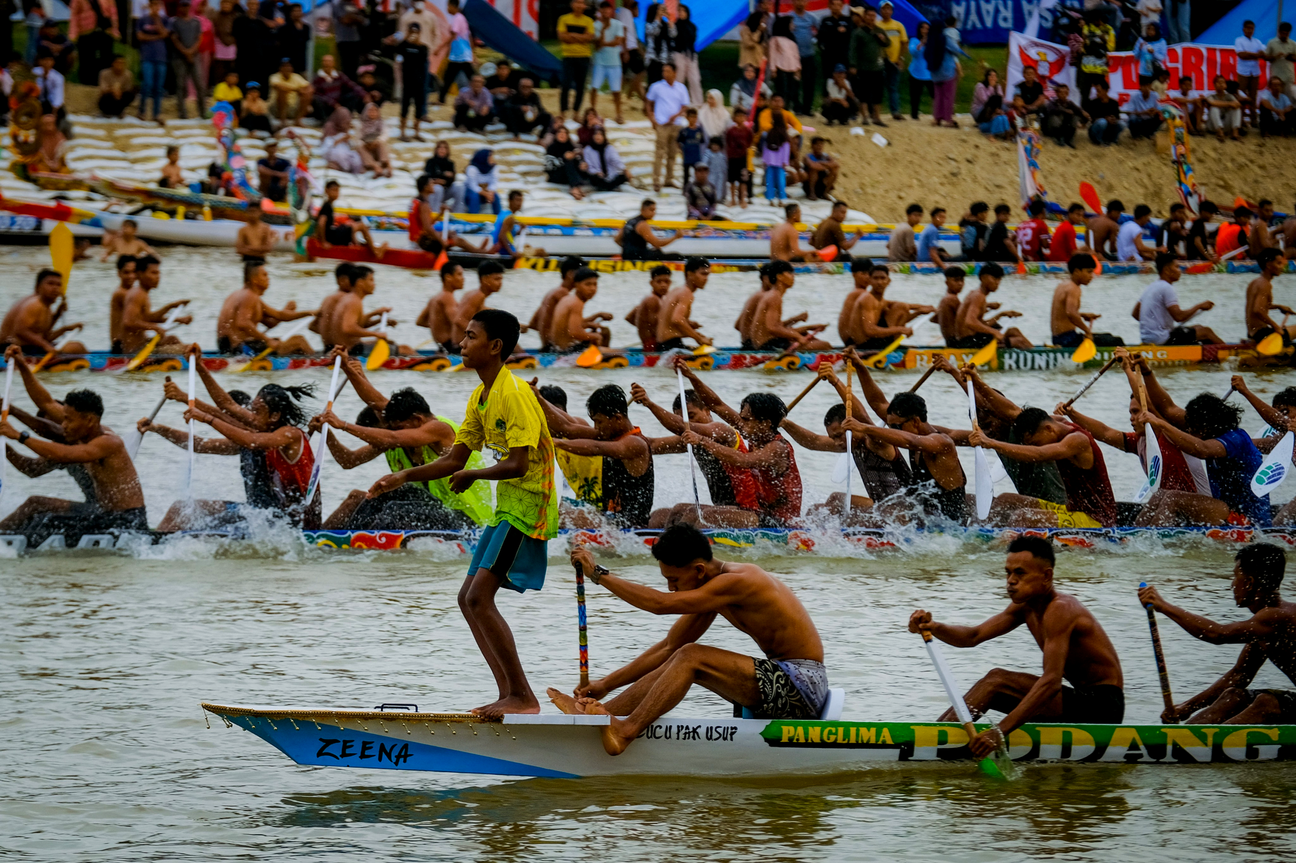Perlombaan perahu naga yang penuh energi selama festival meriah di Riau, menampilkan kerja sama tim dan daya tahan.