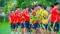 Dua tim berjabat tangan di lapangan sepak bola di Hanoi, Vietnam.