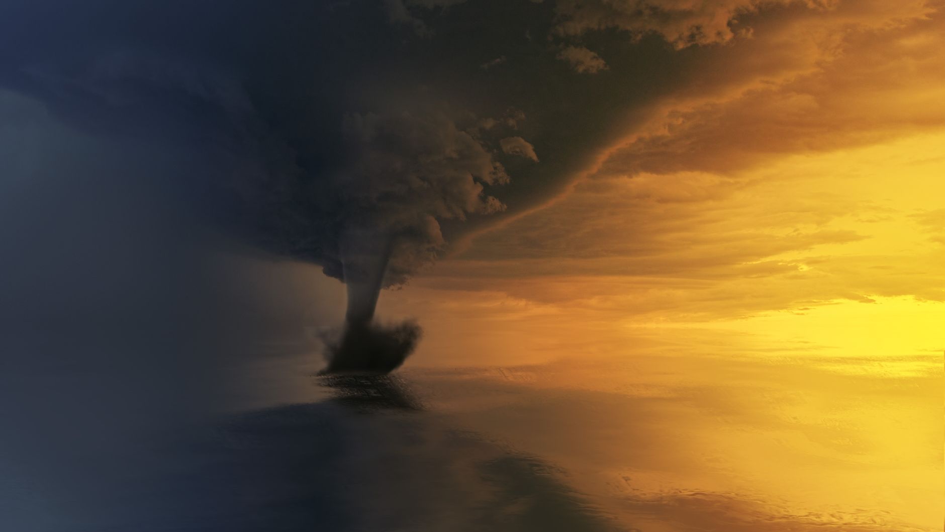 Tornado kuat di atas lautan saat matahari terbenam yang dramatis, menangkap intensitas dan keindahan badai.